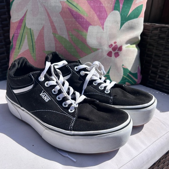 Vans Shoes - Vans Women's Seldan Platform Sneakers Size 9.5
